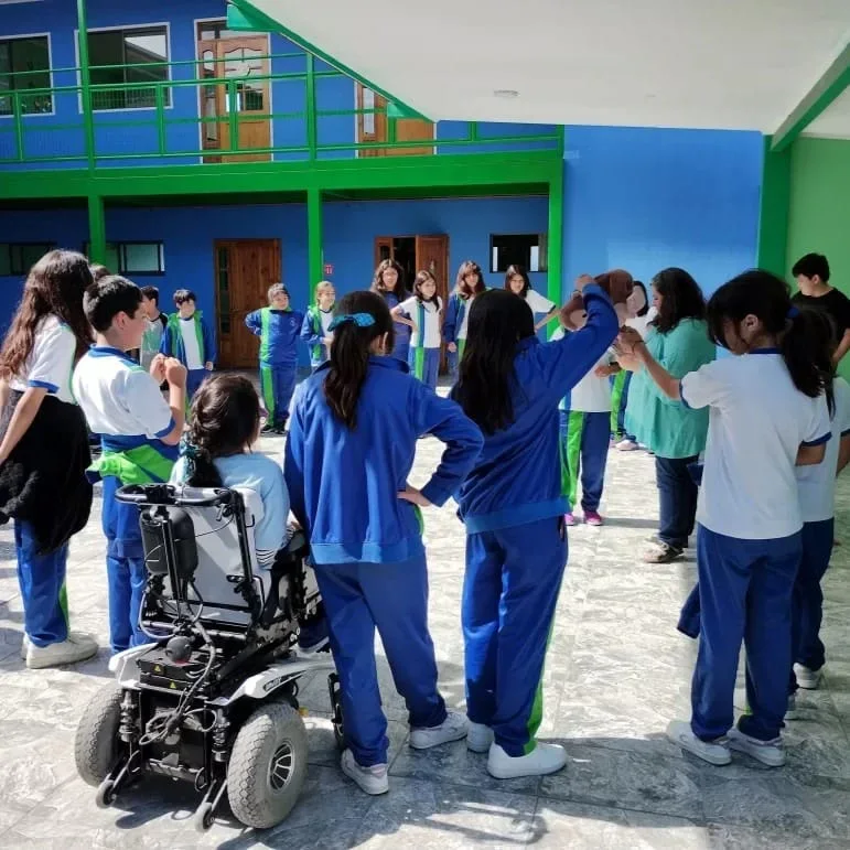 Estudiantes participando en una academia de teatro