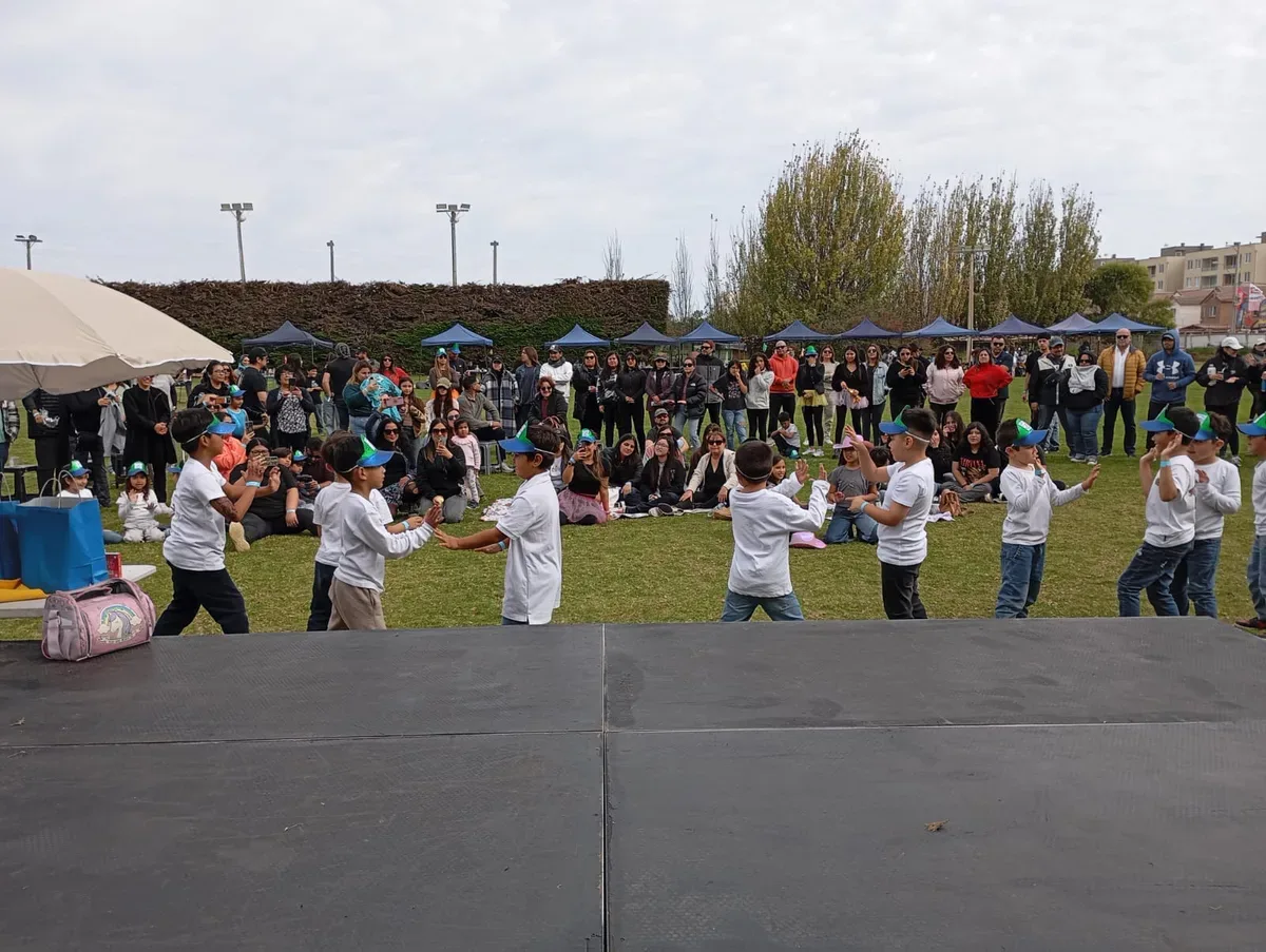 Comunidad del Colegio Conquistadores durante el Día de la Familia 2025