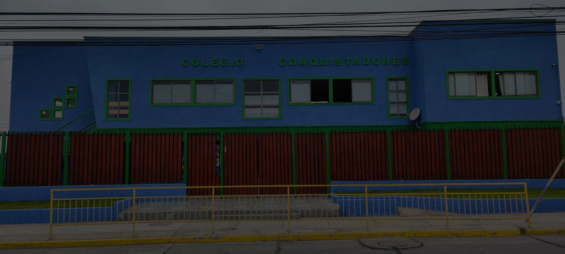 Fachada azul del Colegio Conquistadores en Coquimbo
