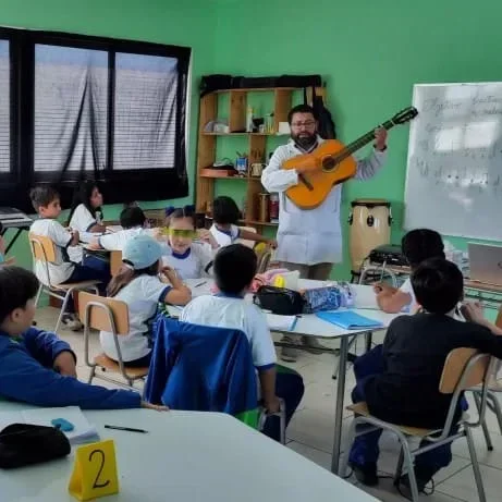 Estudiantes participando en un taller de música